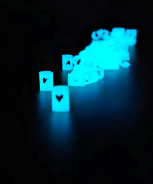 Alternative view of HeartClip - Set inele de păr albastre fosforescente 50 buc.